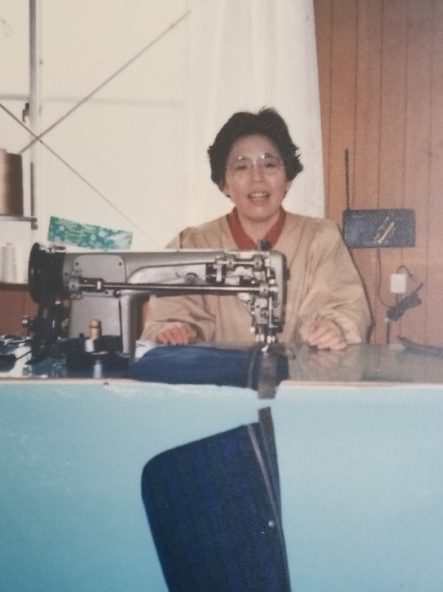 工場での縫製の様子（1990年頃）